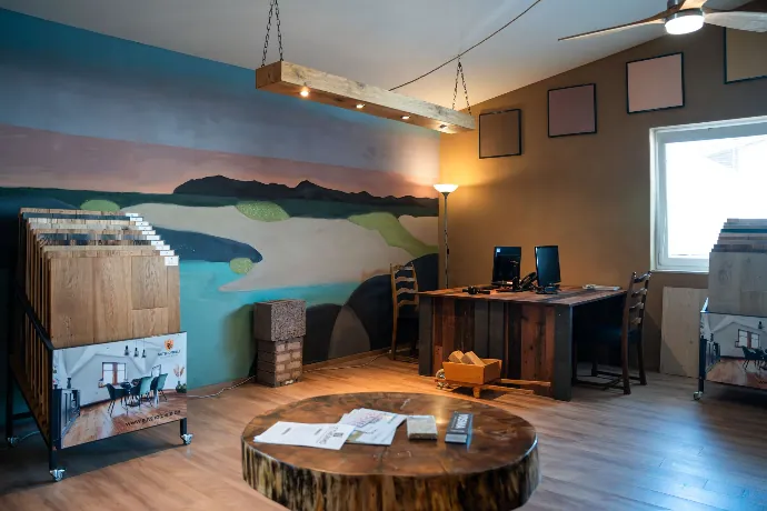 Showroom von Lehm & Holz in Bergheim bei Salzburg mit Musterständern und bemalter Lehmwand