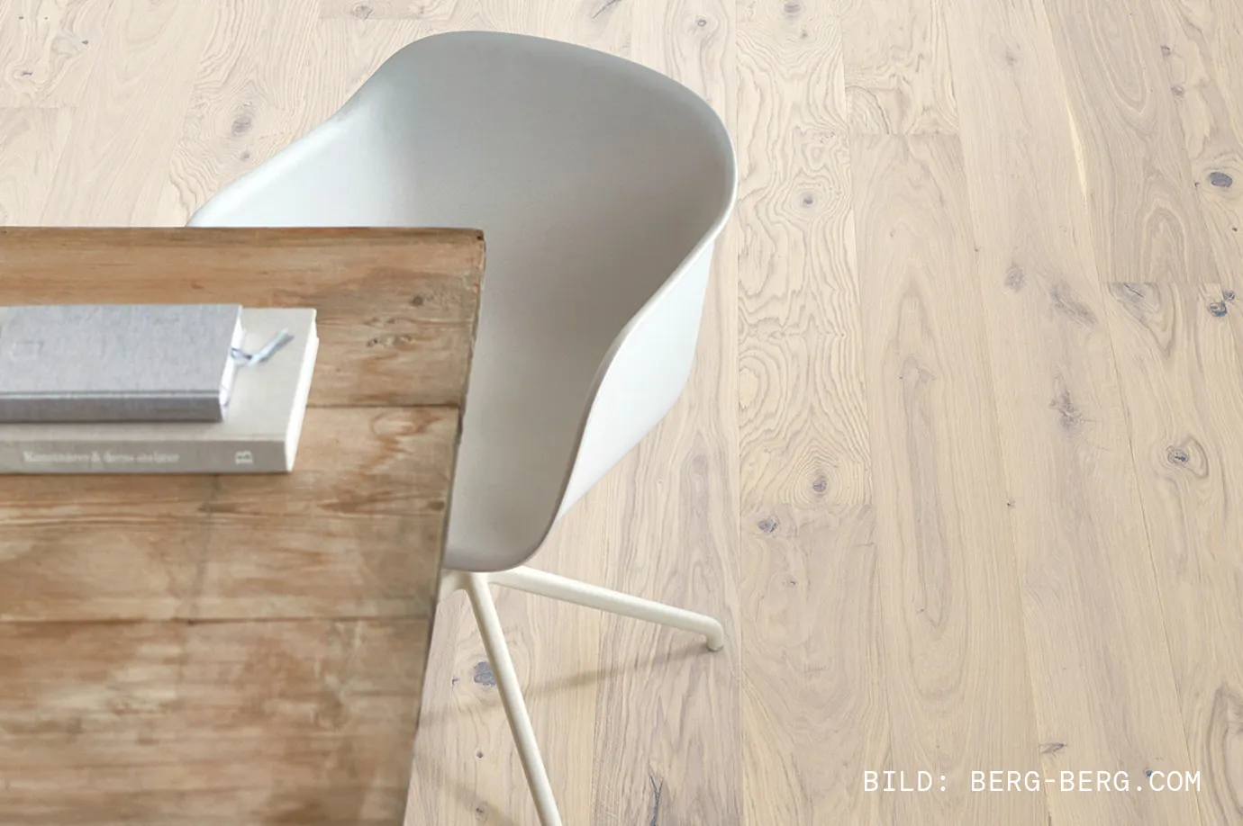Heller Eichenboden mit Stuhl und Holztisch in einem Wohnraum