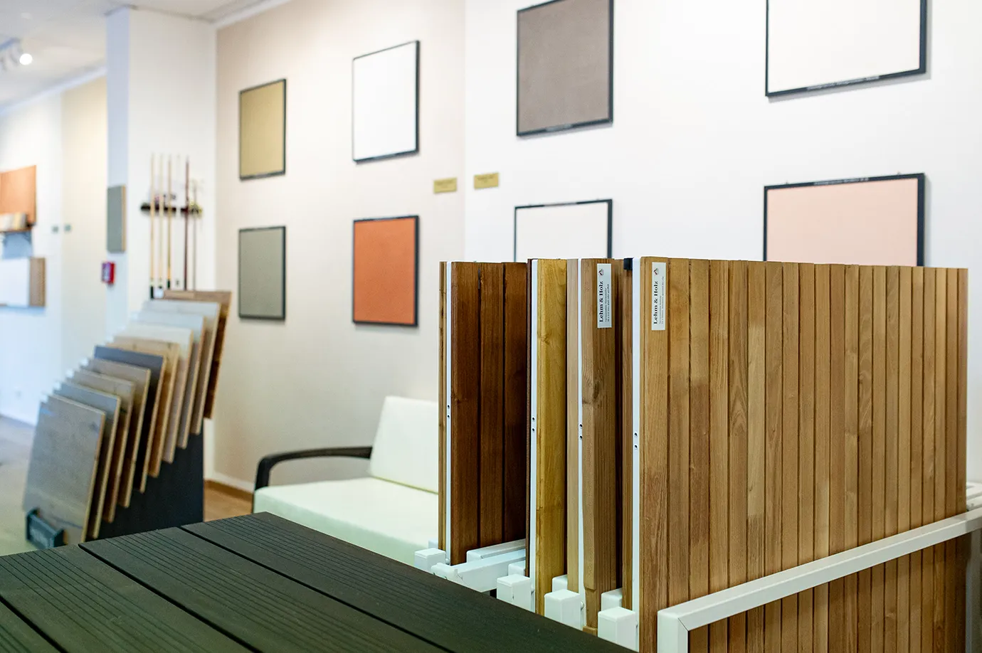 Musterbretter verschiedener Hölzer und Oberflächen im Showroom
